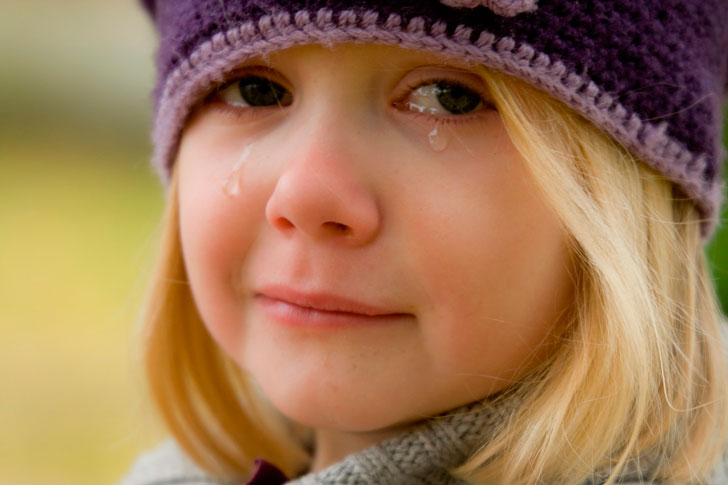 Одного разу я йшла з обіду на роботу і побачила школярку років дев’яти, яка гірко плакала,Люди проходили мимо і ніхто не звертав на неї уваги