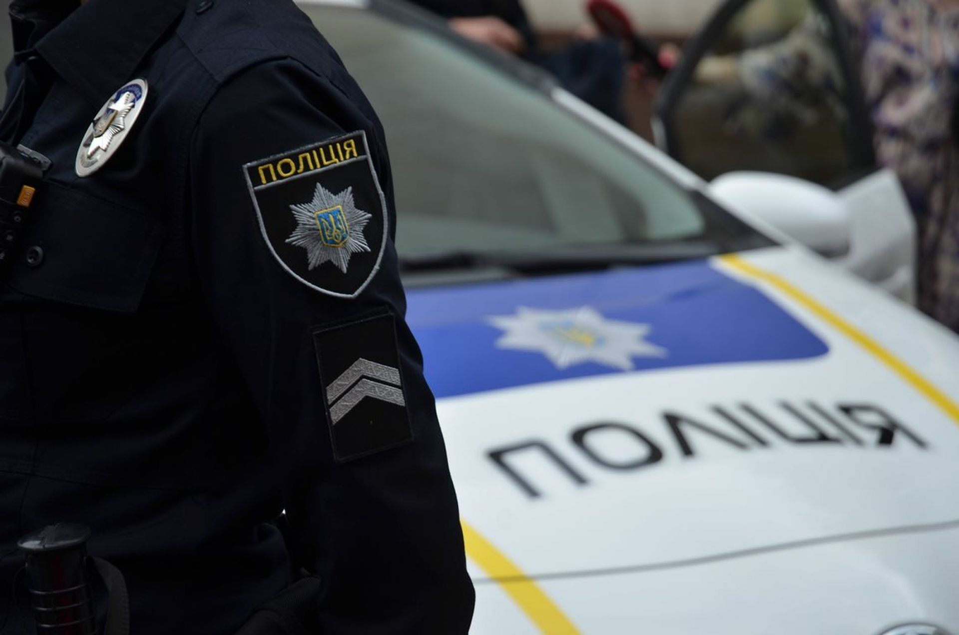 У Києві поліцейські врятували чоловіка: стрибнув з 10 поверху, але зачепився за антену.