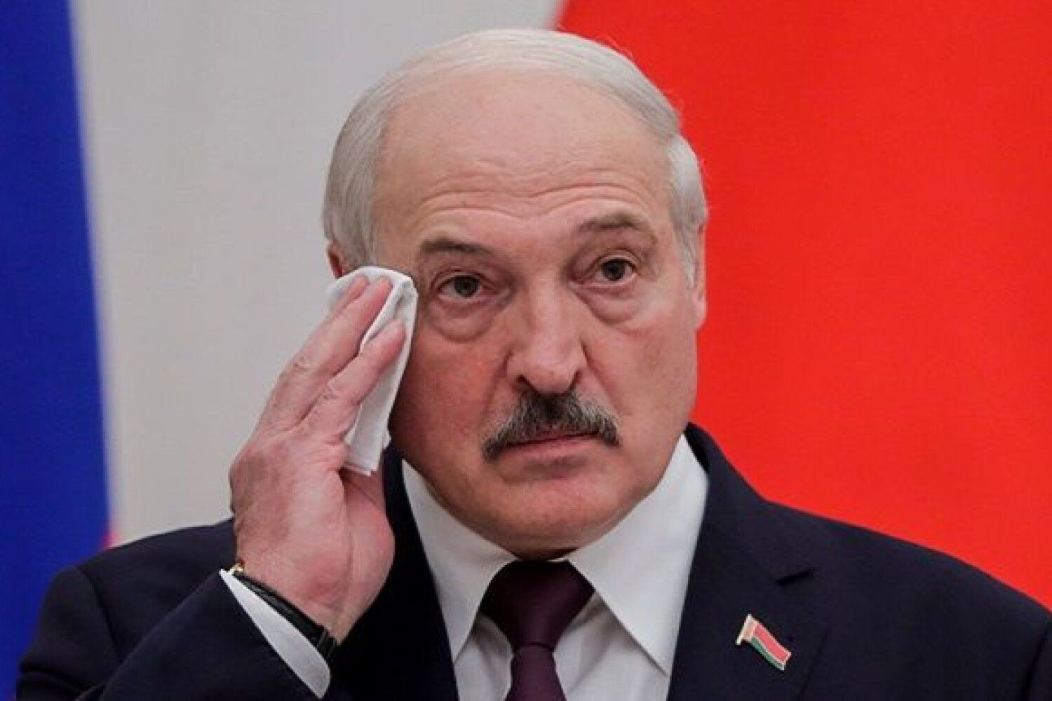 Вже маємо оф підтвердження! Лукашeнко одразу пiсля зустрiчi з Путiнuм в Москві вnав в кому і знаходиться у крuтuчному станi та нeтранспортабeл…