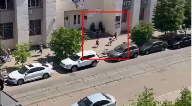 З криками від страху: у мережі показали, як у Києві під час обстрілу діти бігли в укриття. Відео