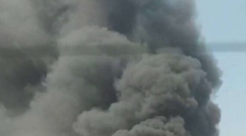 Сильний вибух під Києвом, кадри з місця: небо почорніло, стовп вогню до небес