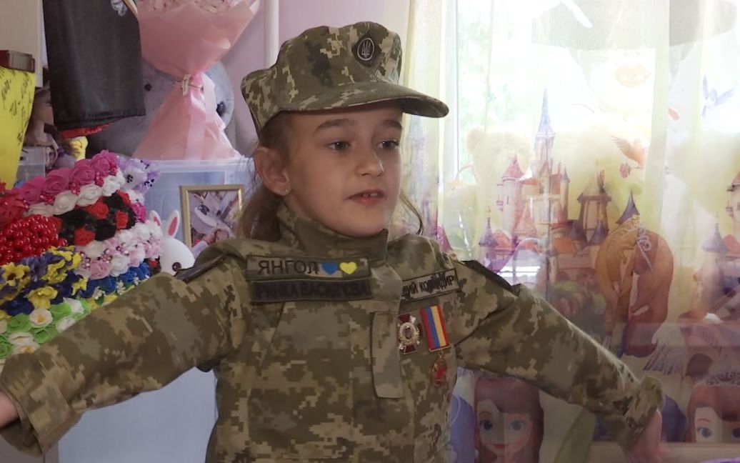 Військові нагородили 7-річну дівчинку “званням” найкращий командир за її вклад у перемогу