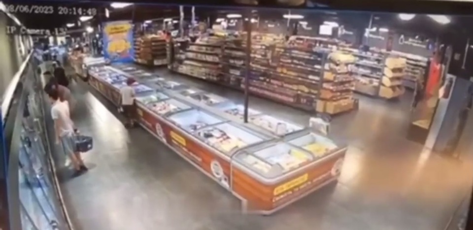 Люди просто купували продукти! У мережі з’явився момент ракетного удару рф по супермаркету в Умані. Відео