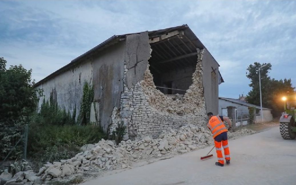 Потужний землетрус у Франції змусив сотні людей покинути пошкоджені будинки