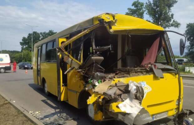 Багато поранених українців, частини автобуса розлетілися по дорозі: з’явилися кадри та подробиці важкої ДТП