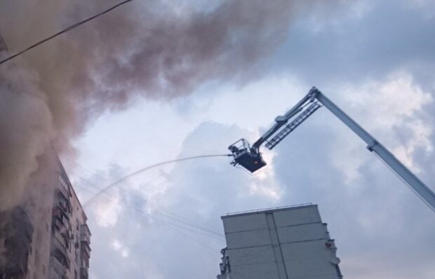 Страшний вибух у багатоповерхівці у Києві: квартири на двох поверхах охопило полум’я
