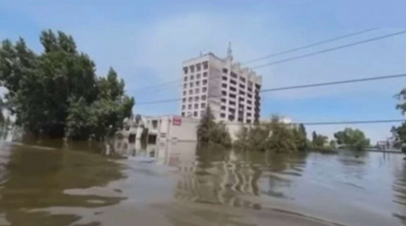 Із затопленої Херсонщини надходять трuвожні повідомлення: люди розповідають про те, що відбувається