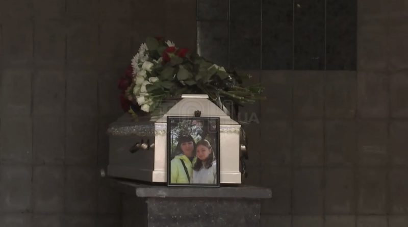 У Києві попрощались із 9-річною Вікою та її мамою Олею, які загинули біля укриття під час удару РФ по Києву…