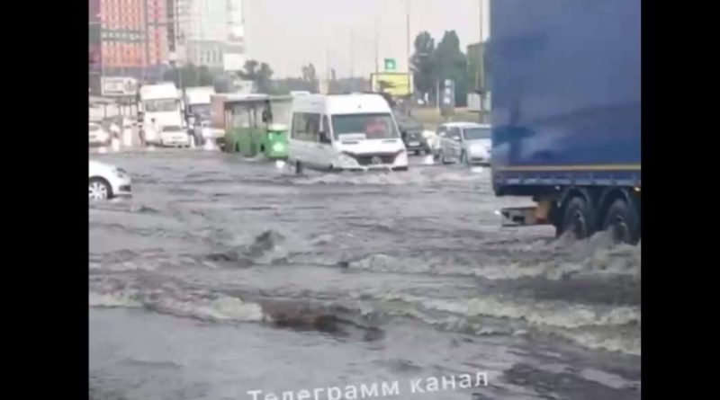 Жахіття не закінчуються! Київ накрила сильна злива: підтоплено деякі вулиці (відео)