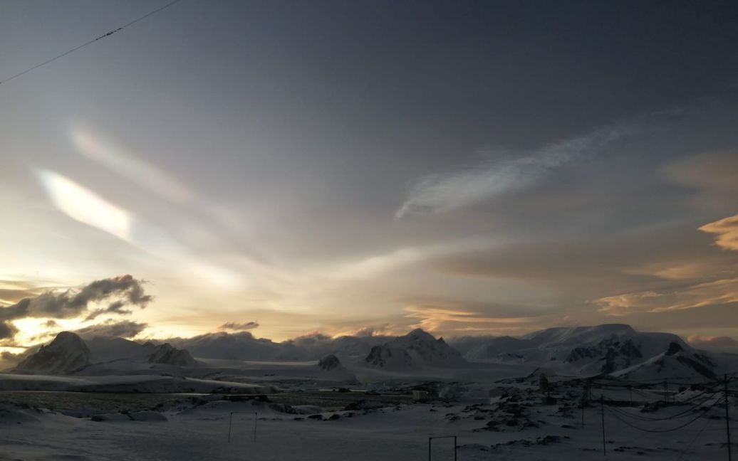 Антарктичні “НЛО” та перламутрові хмари: над “Вернадським” зафіксували унікальне природне явище – фото