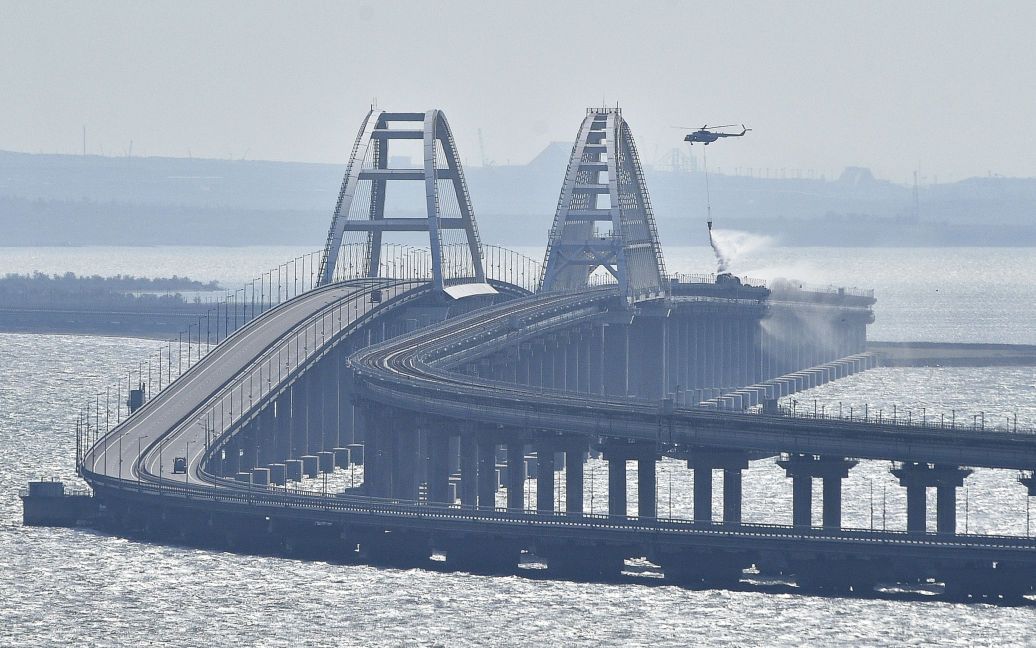 Cитуація на Кримському мосту після вибуху: загибла сім’я і величезні затори (фото, відео)