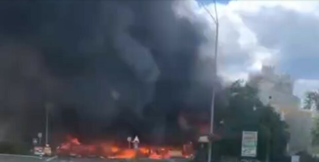Страшна пожежа на АЗС у Києві, на місце злетілися рятувальники та медики: кадри на подробиці НП