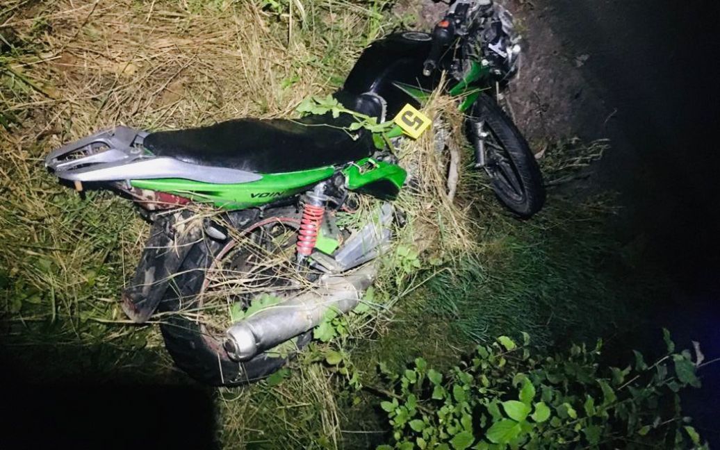 На Прикарпатті п’яний мотоцикліст в’їхав у дерево: загинула 16-річна дівчина