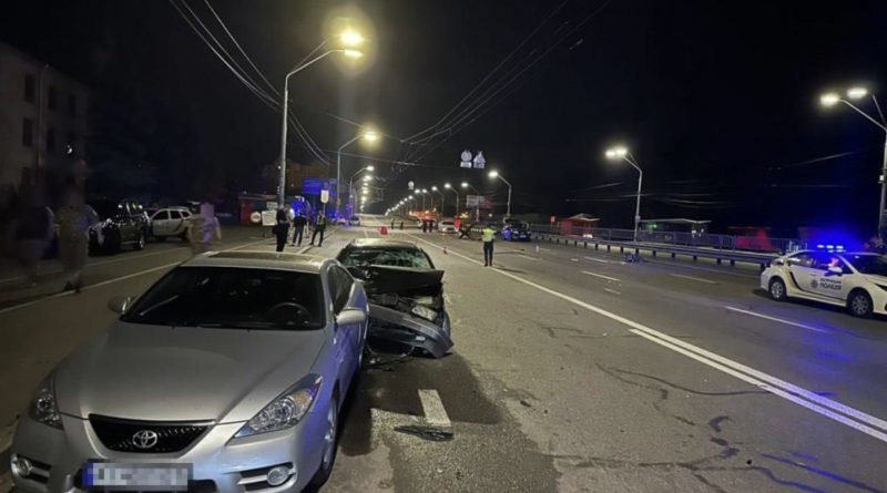 У Києві водій на великій швидкості збив на блокпосту двох нацгвардійців, один загинув на місці …відео