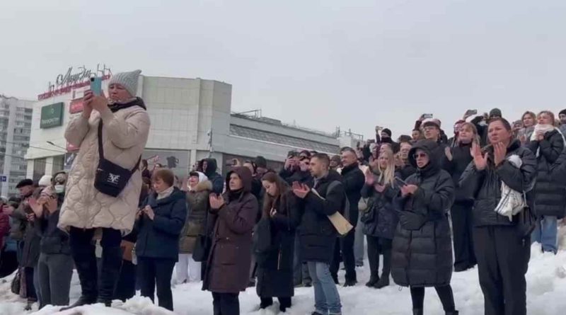 У Москві біля храму, де починається відспівування Навального, люди скандують: “Ти не боявся, і ми не боїмося!”