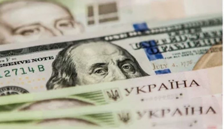 Українські обмінники готуються переписувати курс: що буде з доларом найближчими днями