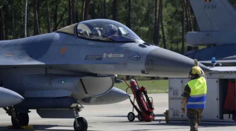 Перша десятка українських пілотів завершила базову програму навчання на F-16 у Великій Британії
