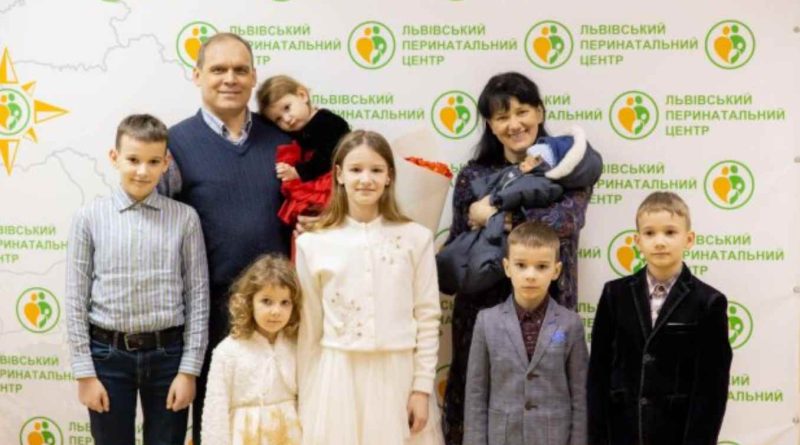 Українка стала бабусею у 105 раз: фото щасливої родини