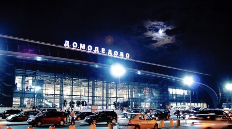 Безпілотники атакували аеропорт “Домодєдово” в Москві: з’явилися відео вибухів та пожеж