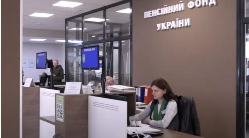 Пенсіонери в Україні можуть залишитись без виплат: які причини