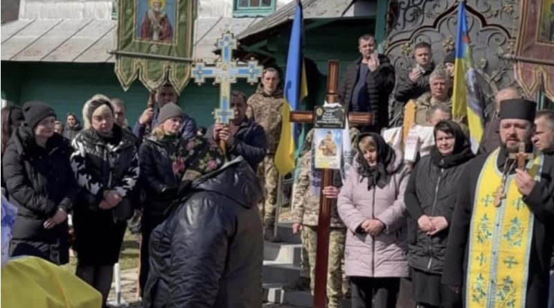 Скандал на Буковині: священник УПЦ МП не дозволив відспівати у храмі загиблого воїна