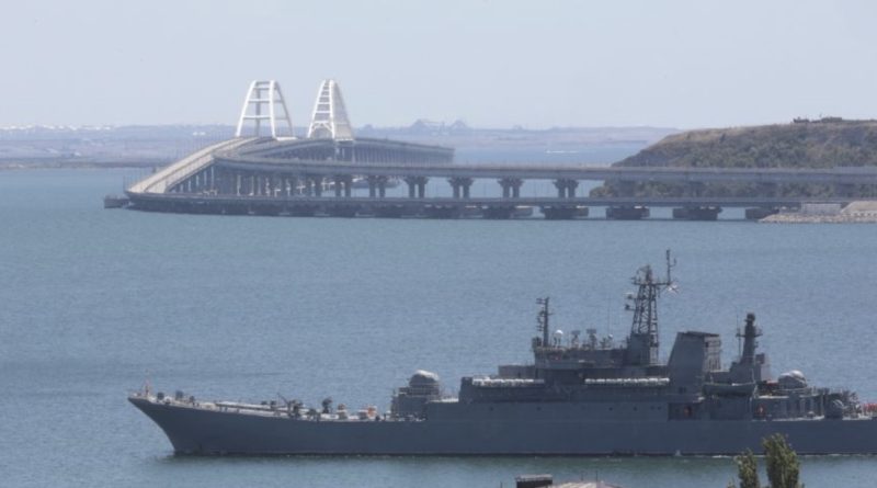 Вибухи у Криму: ЗСУ підбили два великих десантних кораблі росіян