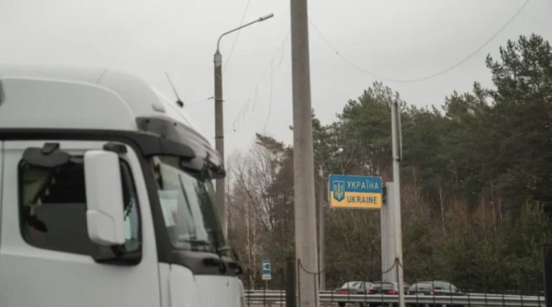 На кордоні Польщі з Україною зупиняють автобуси з людьми
