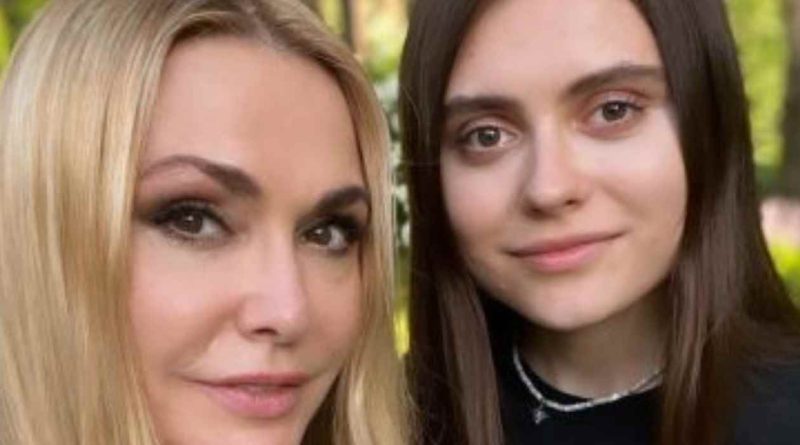 Ольга Сумська показала молодшу доньку-красуню і привітала її з 22-річчям
