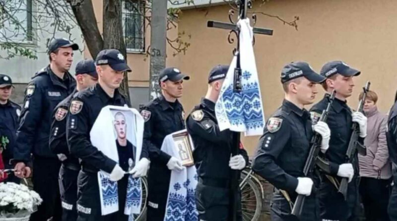 Священник на похороні із 20-річним поліцейським Максимом Зарецьким стояв як вкопаний: те, що побачив його вразило… Відео