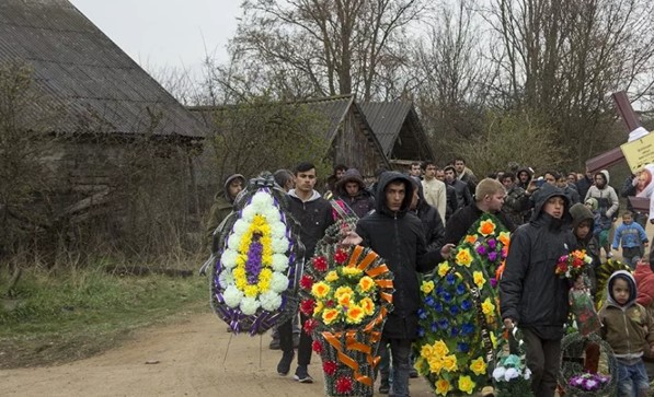 Після поминок батька я помітила, як його дружина почала збирати свої речі, щоб переїхати. Такого я допустити не змогла, адже вона не була просто мачухою.