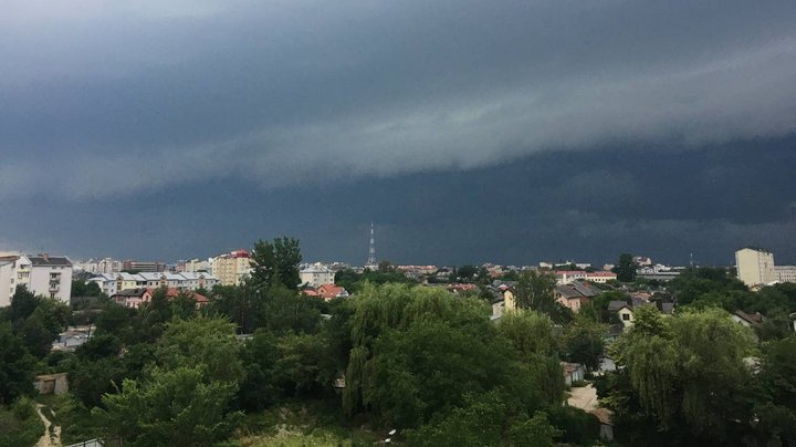 Сьогодні у 10 областях України оголосили штормове попередження (список)