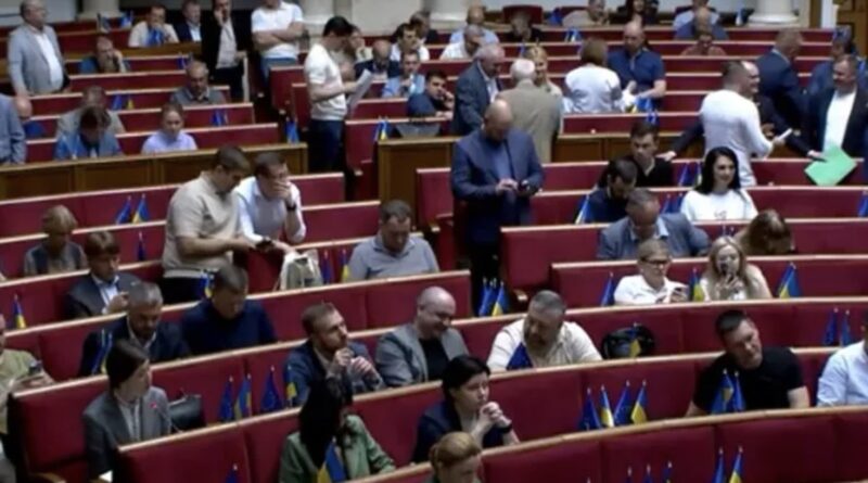 Нардепи підняли зарплати своїм помічникам майже на 45 тисяч гривень