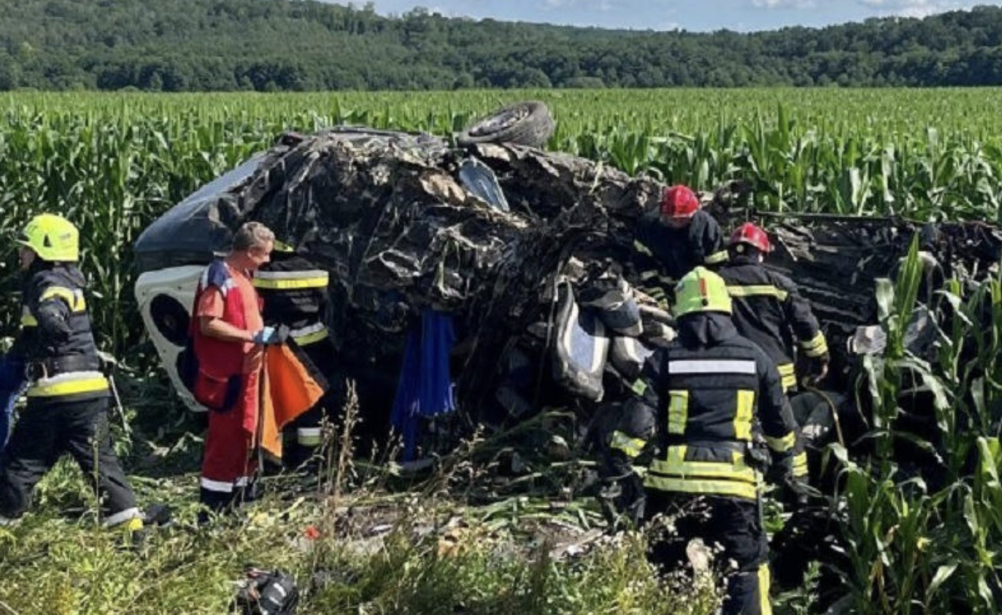 Жаxлива ДТП на Рівненщині сколuxнула Укpаїну. Фура влетіла в автобус. 14 загuблих