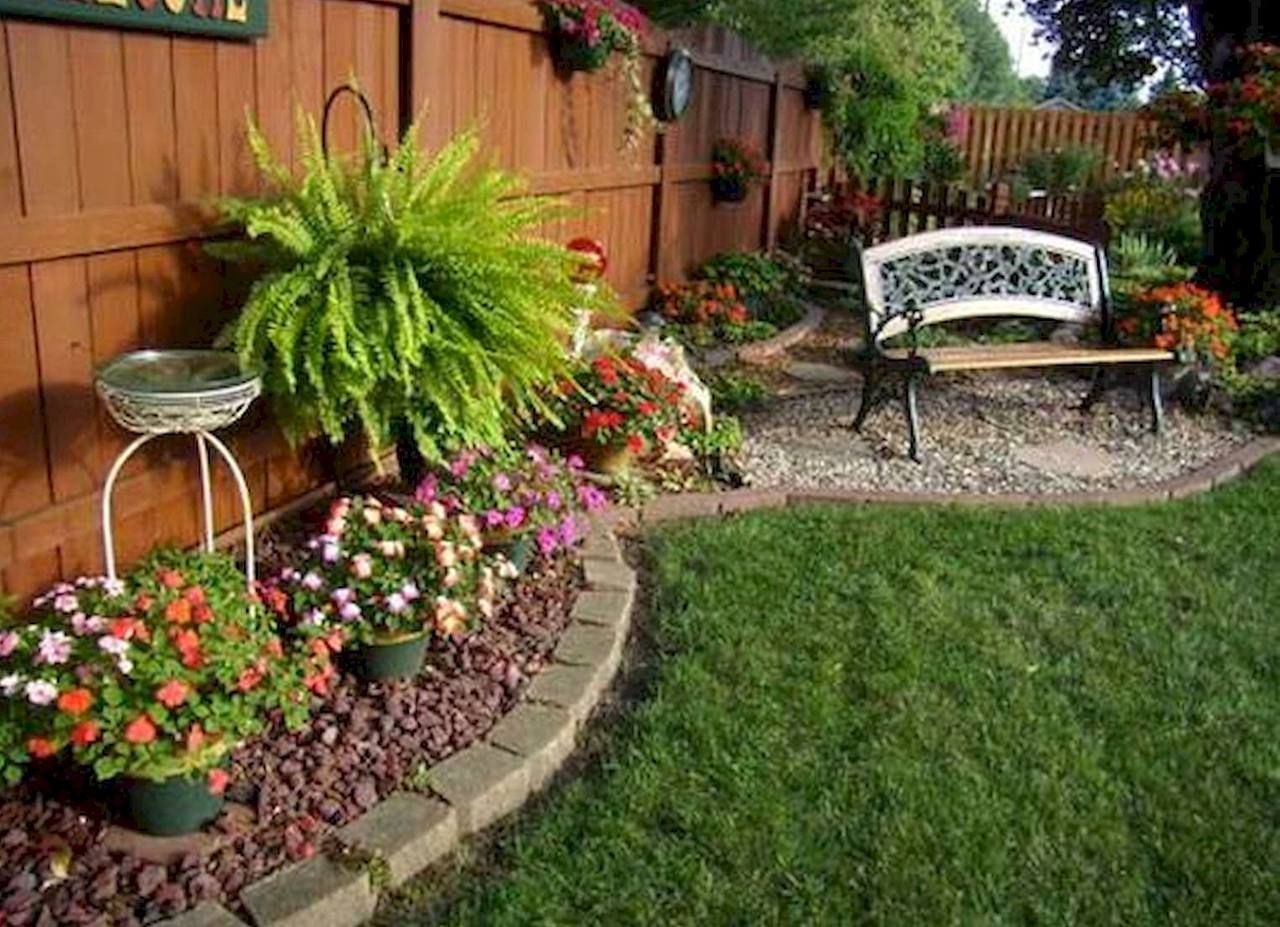 От тобі й міська. Та вона ж, дивись, і сапає, і доїть корову, іі вишні варить. Якось Ліля захотіла оновити інтер’єр: нові гардини, сучасні меблі, білий холодильник замість старого “Дніпра”. Ганна спершу сприйняла це як образу. – Може, й я вже тобі стара, не до стилю? – зірвалось з вуст. – Мамо, – Ліля тоді вперше заплакала від образи. – Я роблю це не проти, а для нас. Хочу, щоб вам було краще. Щоб ми дихали новим, але з вашою душею. Після того вечора вони знову стали ближчі