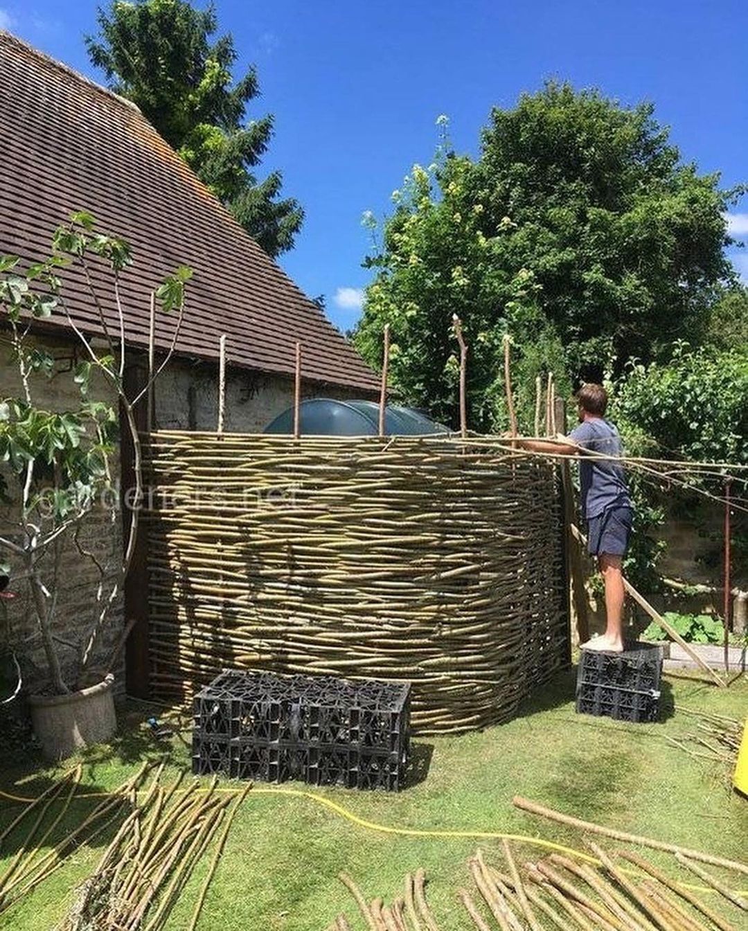 На новосіллі сваха пишалася так, ніби це вона квартиру дітям купили. А моя донька не змовчала, прямо свекрусі сказала, що ні вона, ні її син ніякого відношення до придбаної квартири не мають. Зять образився, зібрав свої речі, і сказав, що йде жити до мами. Знайшов причину – кинути дружину з двома дітьми. Молодець, нічого не скажеш