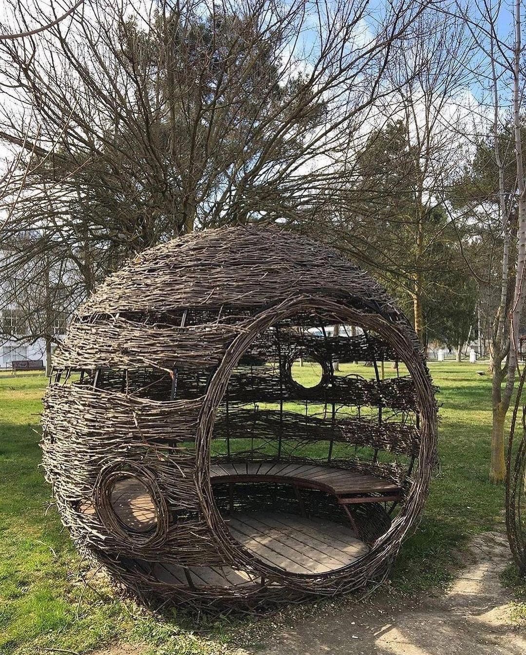 Місяць тому я вийшла на пенсію і почула від чоловічка питання: де я тепер планую працювати, адже нам потрібно за щось жити. Сам же він давно без роботи сидить. В той же день я відправила свого чоловічка до матері в село і вирішила, що так мені буде краще