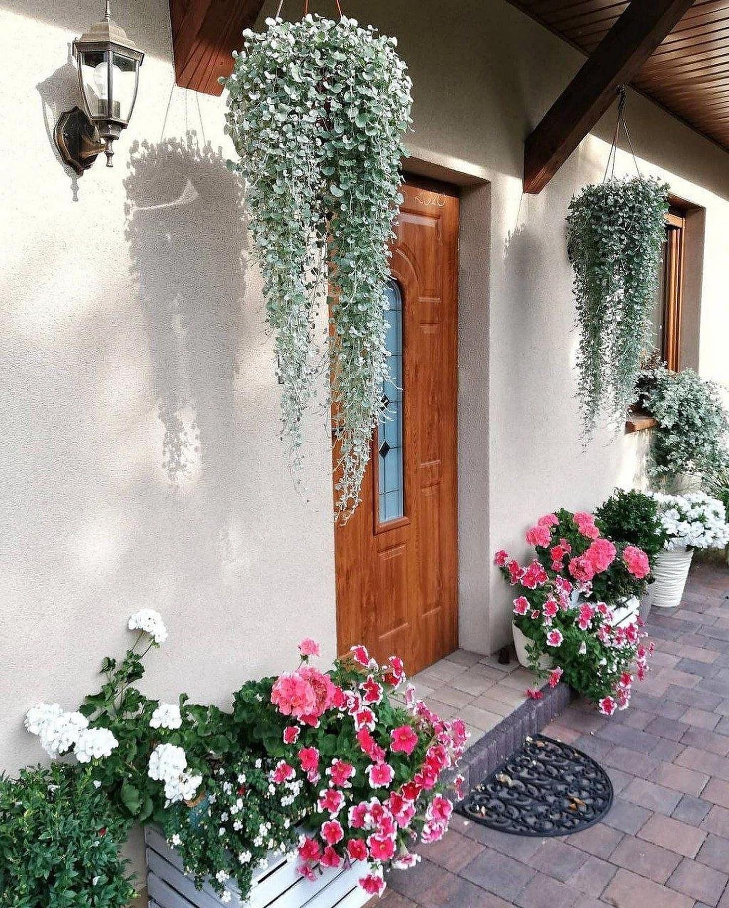 — Важко буде Антону з такою тещею, – сказала мама мого чоловіка, – та й тобі не солодко доведеться. Якщо що – просіть допомоги, ми вас не залишимо. Антон у столиці свого житла не мав, винаймав квартиру, тому було вирішено, що я просто перевезу свої речі до нього. Коли мама почула, що я переїжджаю до чоловіка, то вона закотила істерику. — Я все втратила, – кричала вона, – тепер і єдина дитина, що залишилася, мене кидає