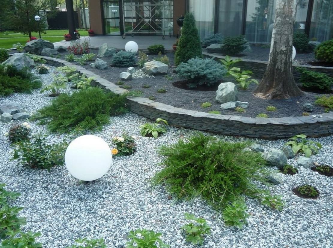 Тиждень уже Лідія Михайлівна в будинку для літніх людей. Розуміє, що в доньки не було виходу. Справді, і ходити вже важко, а не те, що самій жити у своєму будинку, восьмий десяток уже пішов. Але ж не про таку старість мріяла. Хотілося останні свої роки серед рідних прожити, але кому вона тепер хвора потрібна