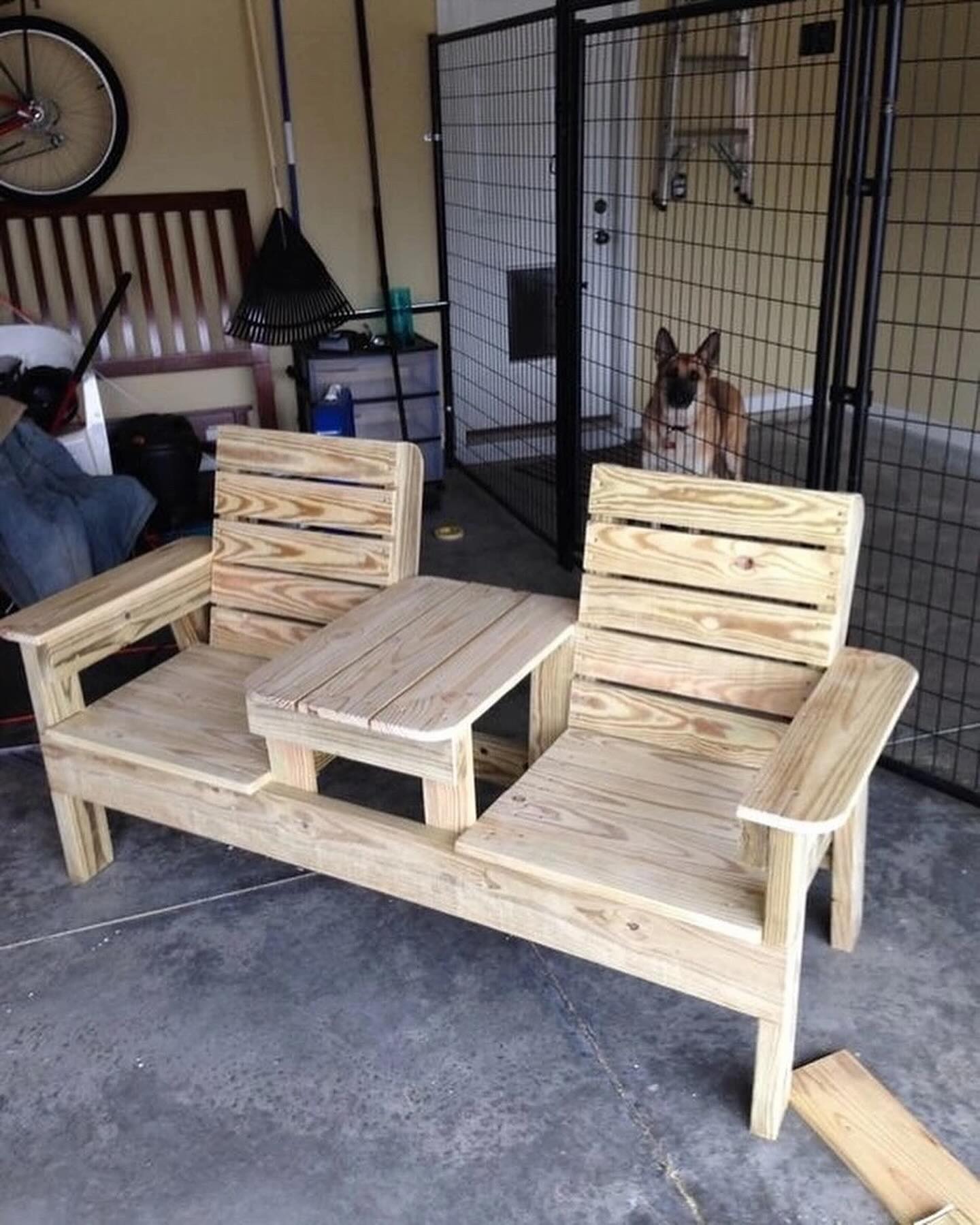 — Куди мікрохвильовку подів? — У Таньки згоріла, тато сказав віддати їй нашу, – безтурботно пояснив чоловік. — Навіщо?! – тільки й змогла запитати Іра. — Нова коштує дорого, у Таньки грошей не вистачило. Собі потім іншу купимо. Ір, ну не злись, знаєш же, що Таньці в декреті важко, а так хоч їжу зможе розігрівати без проблем. Іра вискочила з кімнати, від душі грюкнувши дверима. Втрата старої мікрохвильовки її чомусь зачепила так само сильно, як втрата грошей