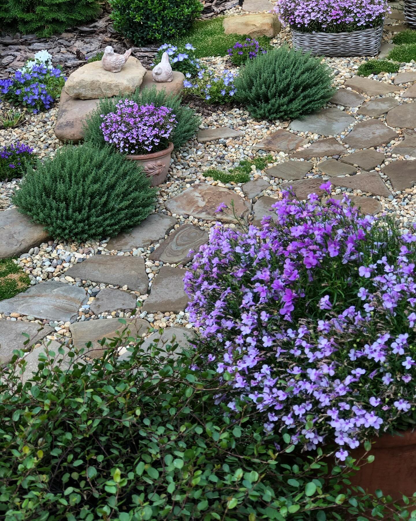 Ми з чоловіком приїхали до сина, невістка якраз варила борщ. Ми були з дороги, але Люба не запропонувала нам залишитися і пообідати з ними. Я промовчала. Наше покоління якось звикло до того, що в гостях треба себе поводити скромно. В результаті ми з чоловіком голодні поїхали додому