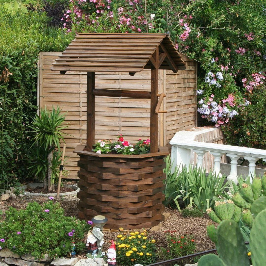 Я штовхнула Петра ногою під столом, хоча мій чолок не дуже зрозумів, що я від нього хочу і продовжив коментувати борщ майбутньої невістки. – Сам борщ має мати кислинку. Тут обов’язково має бути перчина і квасоля. А найголовніше – капуста має бути дрібно нашаткована і її потрібно кидати за дві хвилинки до того, як вимикати газ і відставляти каструлю. – Мій чоловік ніколи мені на кухні не допомагав, але тут розійшовся так, наче фартушка дома і не знімає. І звідки тільки такі знання, подумала я. І тут Петро додав