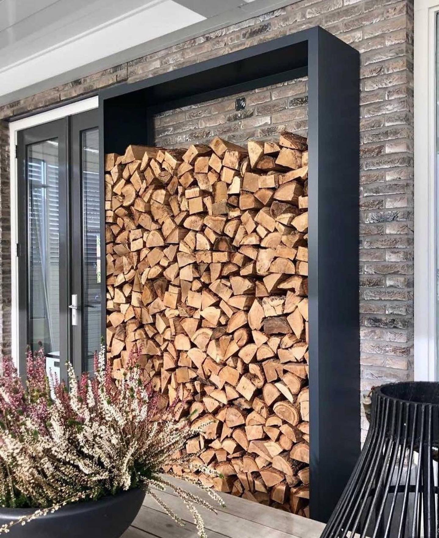 — Тітко Галю, – проговорив він, – Значить так! Ми підписали договір. Виходить дача – моя. Тепер я дарую її вам. Так, усно дарую. Без оформлення. Живіть сто років — ваша дача. Тільки продати її більше не зможете. Для мене ці гроші особливої ​​ролі не грають, а Вітьку вашому ви допомогли. От і вистачить, нічого мати доїти