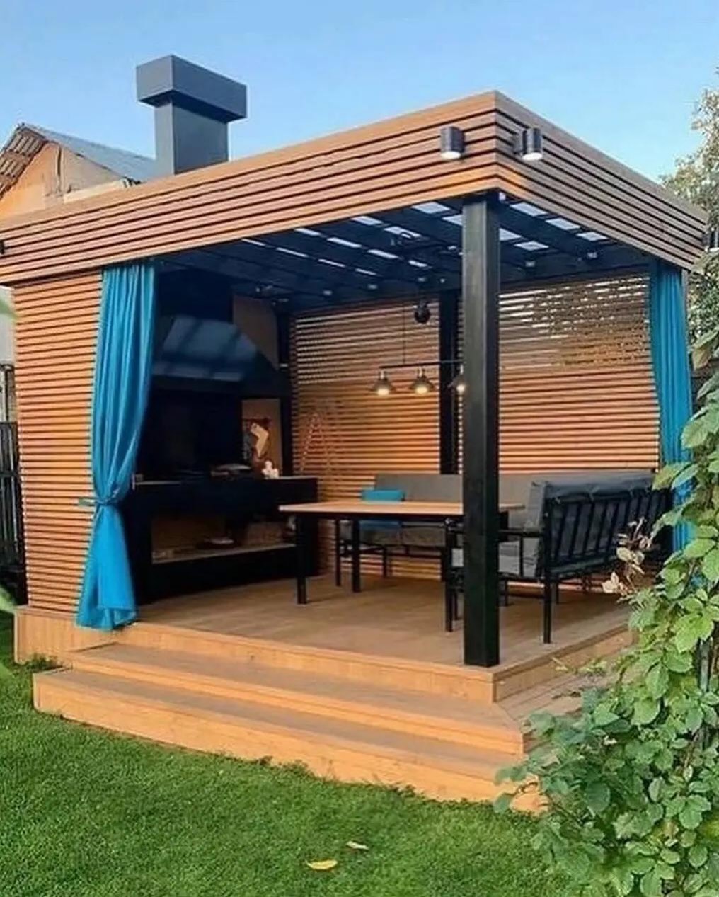 – Ось наша кімната. Ось ванна кімната. В ту кімнату заходити не будемо, там живе моя колишня, ви щойно з нею познайомилися, і мій син. А ось і він! Дмитрик, привітайся з тіткою Лілею