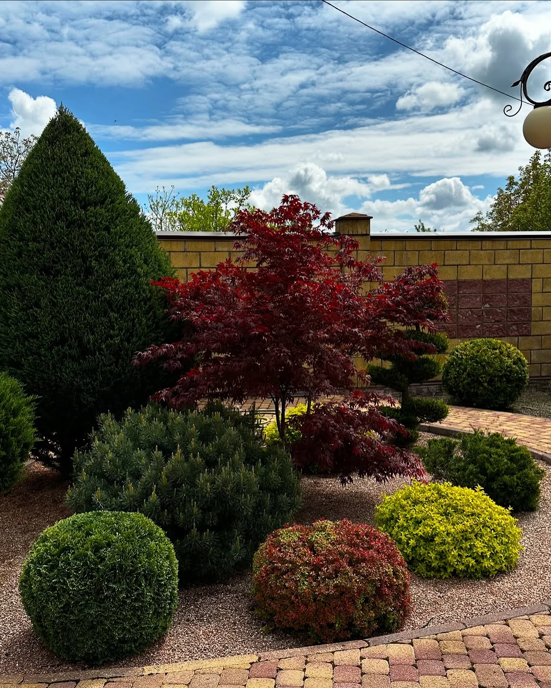 – Ти мою думку знаєш! – гукнула їй вслід мама. – Вийшла заміж – живи з чоловіком! Добре, що батька немає вдома, він ще нічого про твої витівки не знає