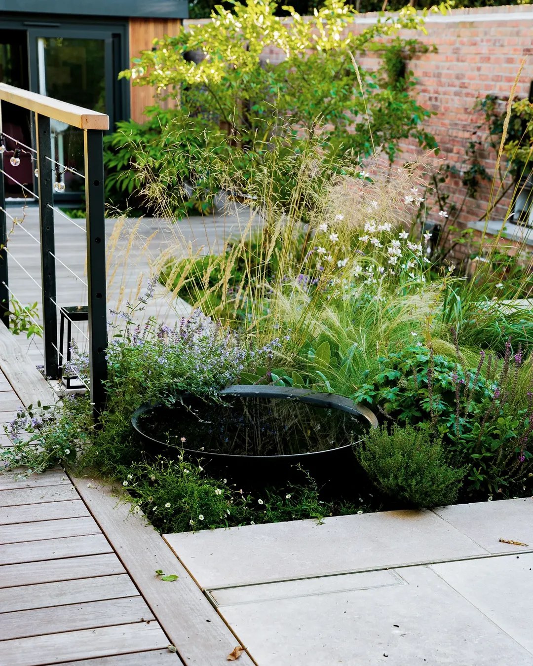 – Тут, таке діло, Тетяно. У нашому селі роботу взагалі не знайдеш. Марія хоче знайти у місті роботу. Я сподіваюся, ти не заперечуєш, якщо вона до першої зарплати поживе у нас, а потім буде винаймати квартиру