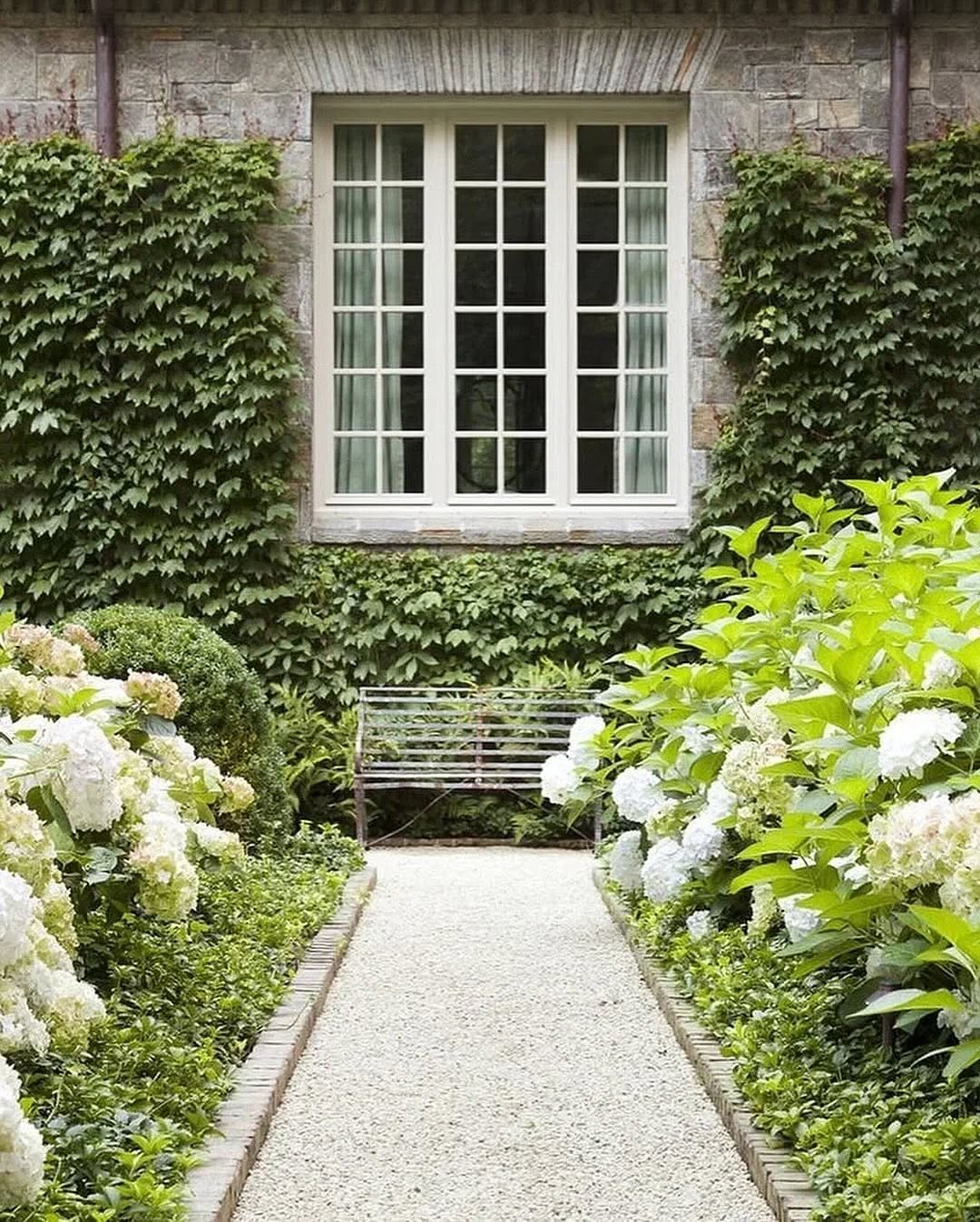 — Ось саме, в місті працює, і в село не збирається. І Андрюху нашого, як теличка, поведе за собою, не приведи Господь. А Надія Іванівна прижилася тут, подобається їй сільське життя, калоші днями купувала в магазині, сам бачив. Вона господині, в якої орендує будинок, Галині, грядок накопала і квітів насадила в палісаднику, та натішитися не може