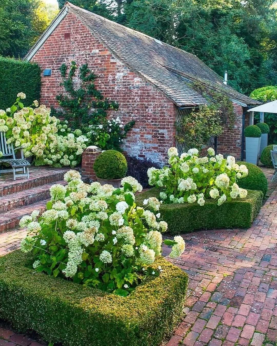 – Чого треба тобі? Іди до господаря! Загубився ти, чи що? Як можна взагалі таке втратити? Ти ж як машина! Здоровий. Де у твоїх власників голова? Побачиш такого, то заїкою можна залишитися! – пробурчала Аліса