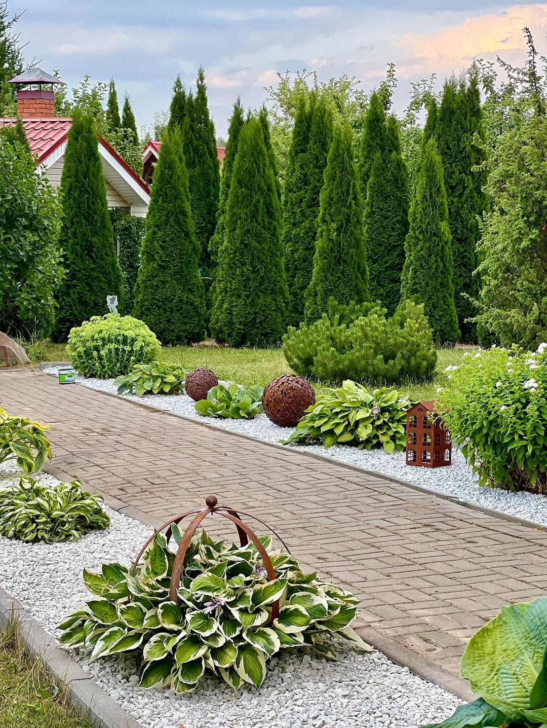 В неділю свекруха приїхала до нас на таксі. Як завжди, все оплатив мій чоловік. За чаєм мама чоловіка почала розповідати, як важко їй живеться, а потім сказала, що їй потрібні гроші. Павло без вагань відкрив гаманець і дав матері необхідну суму. Я дивилася на все це і зрозуміла, що ситуація не зміниться ніколи – 8 років ми з чоловіком живемо разом і весь цей час він утримує своїх родичів