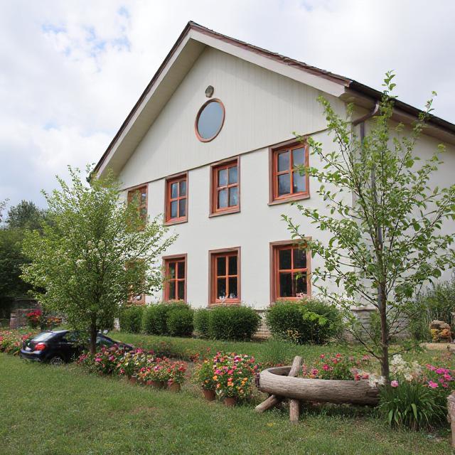 Віра сиділа на кухні і вечеряла. У свої 39 років вона все ще була одна. Всі подруги Віри, стабільно скаржилися на чоловіків і неслухняних дітей, примовляючи: – Віро, одна ти у нас щаслива